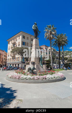 SANTA MARGHERITA LIGURE, Italia - 29 Aprile 2017: Monumento a Vittorio Emanuele II a Santa Margherita Ligure. Il monumento è stato costruito in 1894. Foto Stock