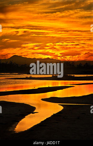 Tramonto al lago di sale ("alyki') di Larnaca, Cipro Foto Stock