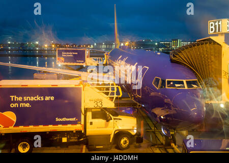 Chicago, Illinois - Un Southwest Airlines piano su una piovosa sera presso l'Aeroporto di Midway. Foto Stock