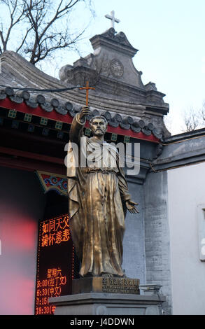 San Francesco Saverio statua davanti a San Giuseppe nella cattedrale di Pechino, Cina, 25 febbraio 2016. Foto Stock