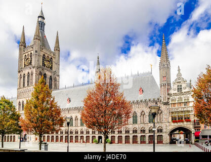 Vista su Lakenhal storico edificio a Ypres - Belgio Foto Stock