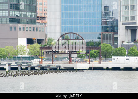 Pier 54 sul fiume Hudson a 14th Street era una volta di proprietà della Cunard White Star Line. Nel 1915,l'Lusitania sinistra dal Pier 54 sul suo ultimo viaggio. Foto Stock