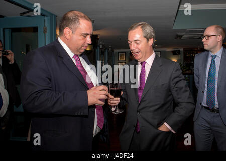 Ex leader dell'UKIP Nigel Farage con il Ukip MEP Bill Etheridge (sinistra) in occasione del lancio di Etheridge è di nuovo libro, ponendo grande torna in Gran Bretagna. Foto Stock