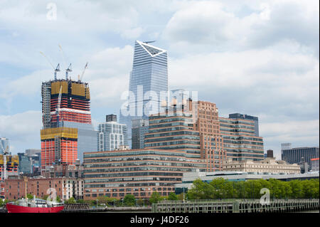 Le torri di Hudson Yards luogo vicino al grande edificio Starrett-Lehigh su W. 26th St. in Manhattan, un terminal merci, Warehouse & edificio per uffici. Foto Stock