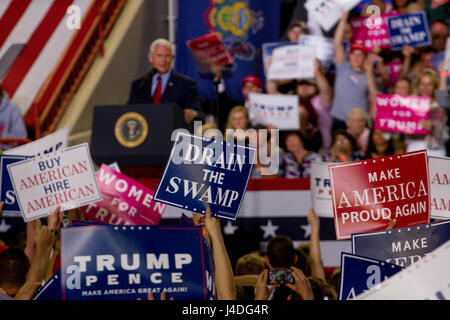 Vice Presidente Mike Pence prende la tappa in un rally svoltasi a Harrisburg, PA per commemorare il suo e il presidente Donald Trump's centesimo giorno in ufficio, Sabato Foto Stock