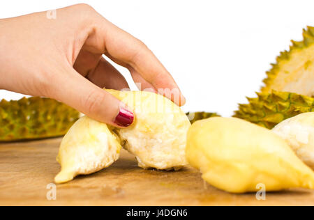Tenendo la mano di frutta Durian dal pannello di legno Foto Stock