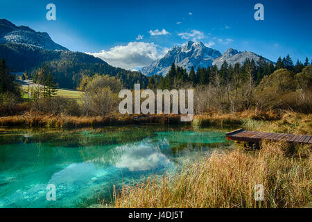 Turchese chiaro lago in Slovenia, le Alpi Giulie Foto Stock