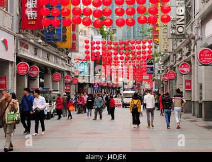 Marzo 14, 2017. Guangzhou, Cina. I turisti cinesi su Shang Xia Jiu strada pedonale nel quartiere Xiguan nella città di Guangzhou in Cina. Foto Stock