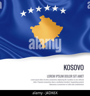 Silky bandiera del Kosovo sventolando isolato su un fondo bianco con il testo bianco spazio per il tuo annuncio messaggio. Il rendering 3D. Foto Stock