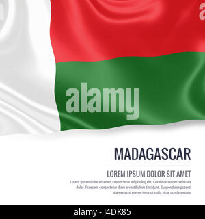 Madagascar bandiera. Silky bandiera del Madagascar sventolando isolato su un fondo bianco con il testo bianco spazio per il tuo annuncio messaggio. Il rendering 3D. Foto Stock