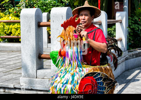 L'uomo celebrando l Anno del pollo a Liwan Park. Guangzhou, Cina. Foto Stock