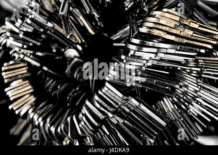 Un mazzo di chiavi in un negozio di fabbro Foto Stock