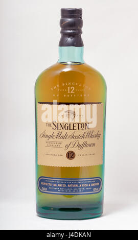 KIEV, UCRAINA - 26 ottobre 2014: Il Singleton single malt Scotch whisky di Dufftown bottiglia closeup su sfondo bianco. Dufftown distillery, fondata Foto Stock