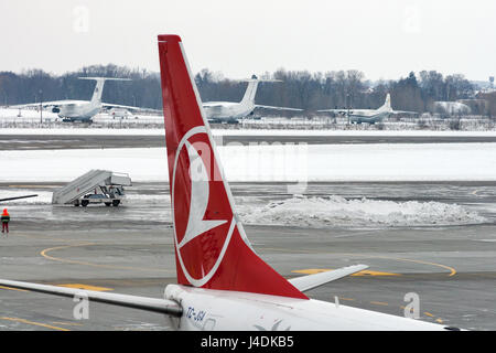 BORYSPIL, Ucraina - Febbraio 08, 2015: Boeing 737-800 coda con il logo della Turkish Airlines parcheggiato nel Boryspil International Airport, i countrys ampia Foto Stock