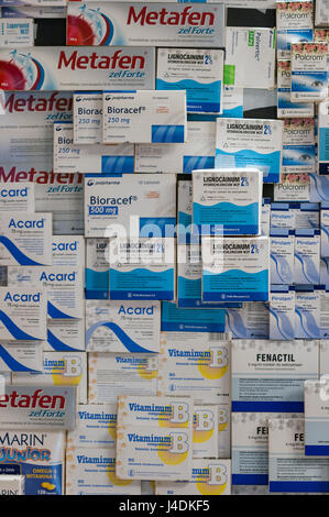 Varsavia, Polonia - MARZO 07, 2015: scatole di differenti Rx e OTC farmaci delle imprese polacche e Polfa Polpharma closeup. La società si occupa di generic m Foto Stock