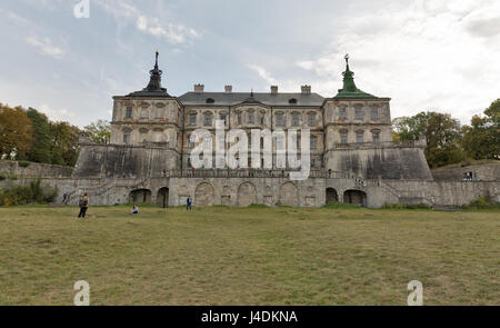 PIDHIRTSI, Ucraina - Ottobre 02, 2016: riconosciuto la gente visita rovinato Pidhirtsi vecchio castello. Si tratta di un castello residenziale situato nel villaggio di PID Foto Stock