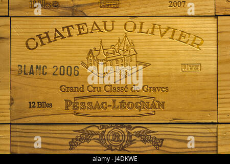 KIEV, UCRAINA - 08 agosto 2014: logo Aziendale della famosa azienda vinicola Francese Chateau Olivier su legno vino scatola closeup. Si tratta di un vino di Bordeaux dal Foto Stock