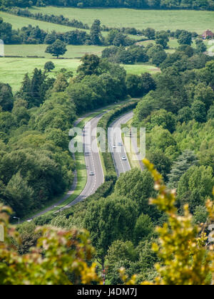 Vista di un24 strada principale avvolgimento attraverso il paesaggio dalla sommità del Box Hill, nr Dorking Surrey, Inghilterra Foto Stock