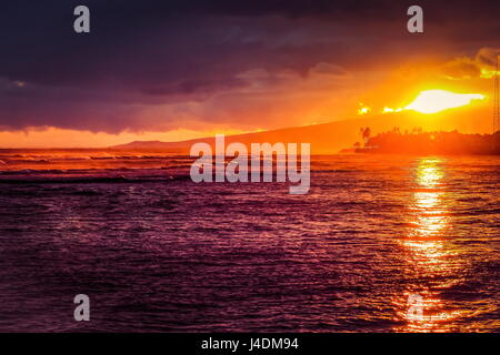 Tramonto sull'Ala Moana Beach, Honolulu, Hawaii del Memorial Day 2016. Foto Stock