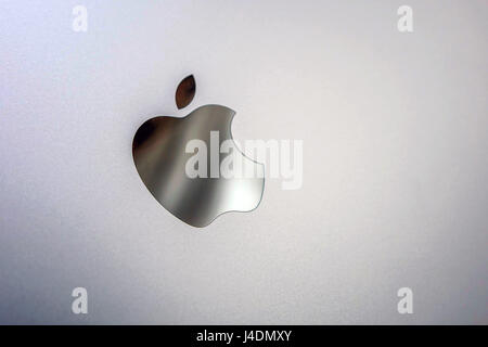 Shiny logo Apple sulla parte anteriore del nuovo MacBook Pro Apple computer portatile Foto Stock