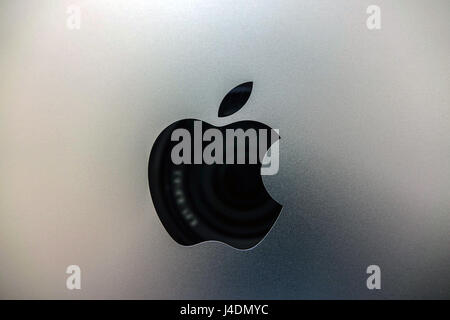 Shiny logo Apple sulla parte anteriore del nuovo MacBook Pro Apple computer portatile Foto Stock