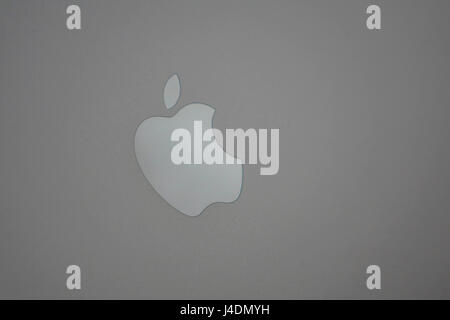 Shiny logo Apple sulla parte anteriore del nuovo MacBook Pro Apple computer portatile Foto Stock