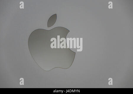 Shiny logo Apple sulla parte anteriore del nuovo MacBook Pro Apple computer portatile Foto Stock