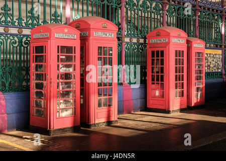 Cabine telefoniche rosse nel mercato Smithfield Charterhouse Street London Foto Stock