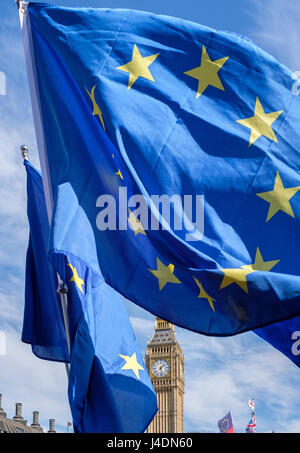 Anti Brexit dimostrazione ,Piazza del Parlamento , Londra,-bandiere europee e il Big Ben in background Foto Stock