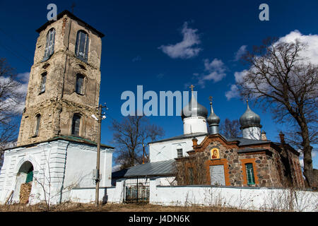 Cristiano ortodosso chiesa accanto alla torre campanaria. Gli antichi edifici contro un cielo blu con nuvole bianche. Soleggiata giornata di primavera. Profonda sensazione di pace un Foto Stock