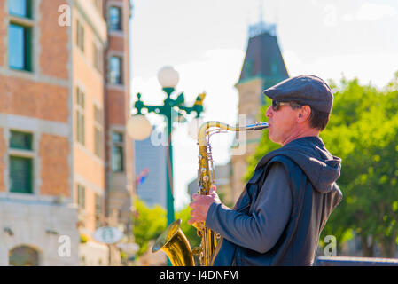 Un sassofono musicista di fronte al Chateau Frontenac Hotel in Québec Canada Foto Stock