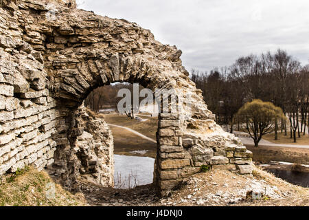 Rovine medievali di strutture difensive contro lo sfondo del fiume e del parco. Foto Stock
