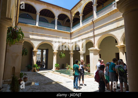 I turisti a piedi in strada a l'Avana, Cuba Foto Stock