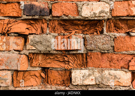 Frammento di weathered rosso mattone texture a parete o sullo sfondo. Foto Stock