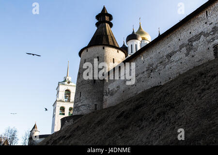 L antica città russa di Pskov. Parete di fortezza e la torre di pietra calcarea. Belfry e Cupole della Cattedrale della Santissima Trinità. Foto Stock