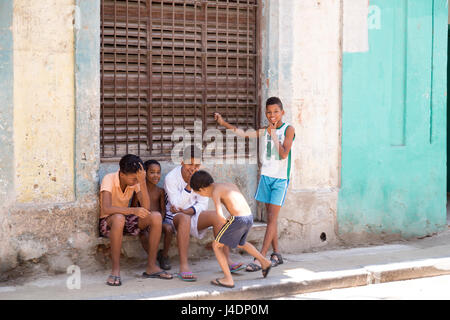 Giovani bambini cubani appendere fuori in strada. Vecchia Havana, Cuba Foto Stock