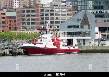 Il FDNY's fireboat tre Quaranta tre, è stato messo in servizio il 7 settembre 11, 2010. Essa ha la più alta capacità di pompaggio di qualsiasi fireboat mai costruito. Foto Stock