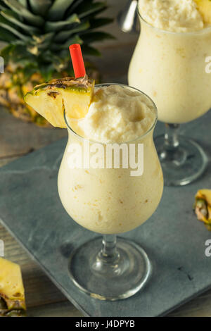 In casa congelati Pina Colada cocktail con un ananas guarnite Foto Stock