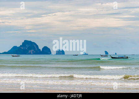 Mare delle Andamane, Tailandese di barche e belle isole all'orizzonte Foto Stock
