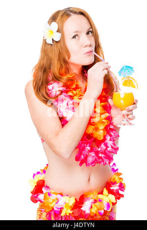 Bella donna su uno sfondo bianco indossando un abbigliamento hawaiano e gioielli Foto Stock
