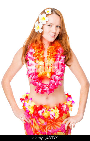 Ritratto verticale di una donna in Hawaiian lei in studio su bianco Foto Stock