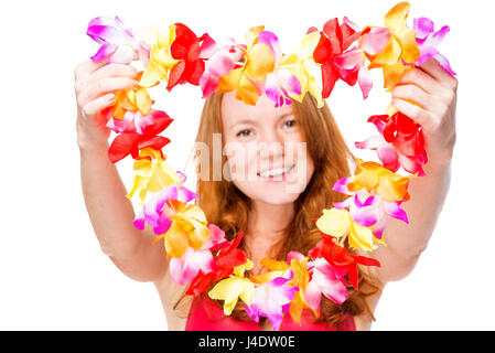 Ghirlanda floreale a concentrarsi nelle mani di felice ragazza close-up Foto Stock