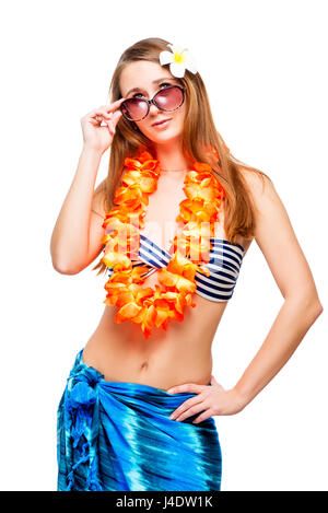 Bruna con occhiali da sole che indossa un collo collana di fiori per la festa Hawaiiana isolato Foto Stock