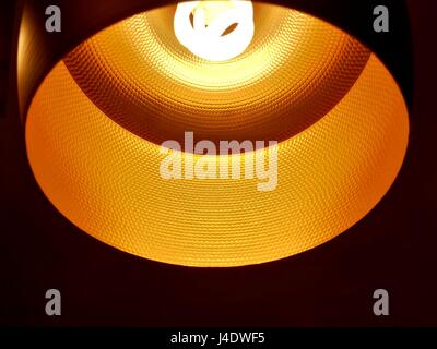 Chiuso di nero e arancio lampada da soffitto con risparmio energetico fluorescenti lampadina della luce Foto Stock