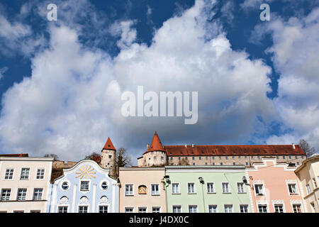 Luogo di mercato architettura con castello, Burghausen Alta Baviera Germania Foto Stock