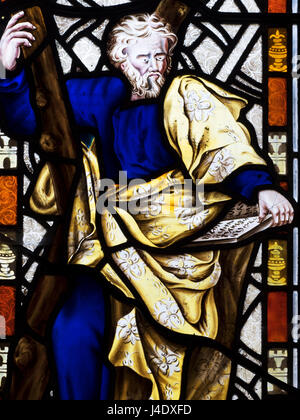 Vetrata raffigurante Sant'Andrea presso la chiesa di St Andrew a Aldborough vicino a Boroughbridge North Yorkshire, Inghilterra Foto Stock