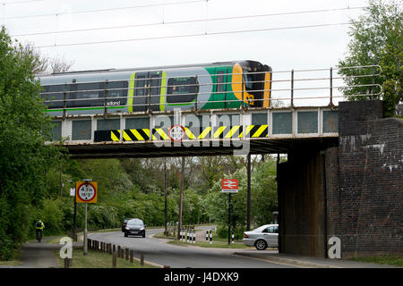 London Midland treno attraversando un ponte ferroviario da Long Buckby stazione, Northamptonshire, England, Regno Unito Foto Stock