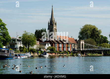 Il fiume Tamigi e Chiesa di Tutti i Santi, Marlow, Buckinghamshire, Inghilterra, Regno Unito Foto Stock