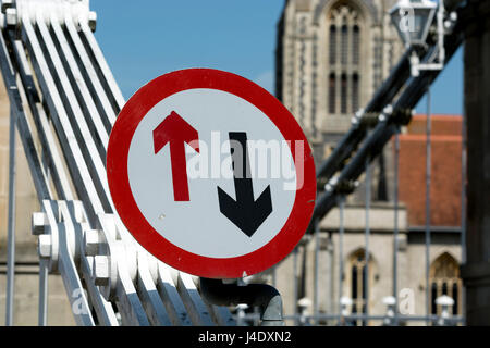 Priorità di traffico segno sul ponte di sospensione, Marlow, Buckinghamshire, Inghilterra, Regno Unito Foto Stock