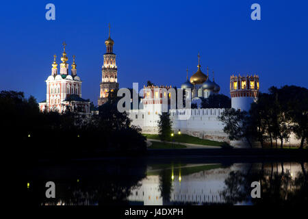 La cinquecentesca chiesa ortodossa orientale il Convento Novodevichy al tramonto a Mosca, Russia Foto Stock